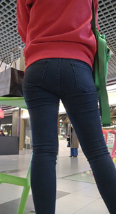 超市紧身翘臀牛仔裤少妇