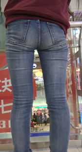 商场重品味灰牛仔少妇