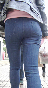街拍饱满蓝牛紧臀少妇
