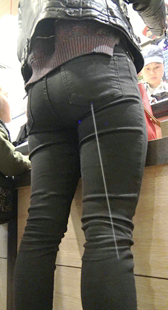 紧身翘臀黑裤年青妈咪