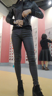 紧身皮裤美女战斗力强