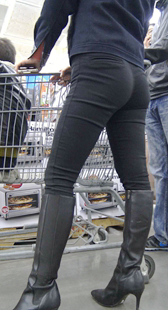 高跟黑裤翘臀肥三角美妇第一季