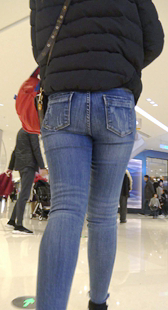 商场圆臀牛仔裤少妇