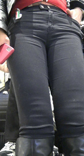 商场高挑黑裤肥三角少妇