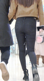 黑牛仔宽大臀走路S形少女