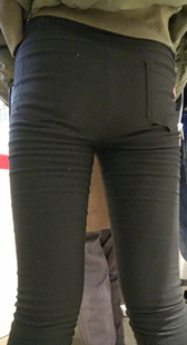 商场紧身打底黑裤少妇