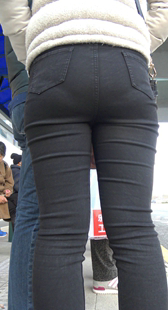 紧身黑牛仔紧内痕少女等公交