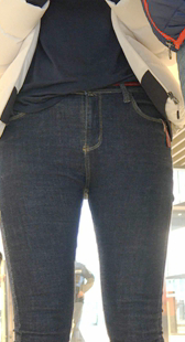 商场高跟胸器牛仔金三角少妇