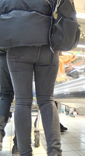 超市灰紧宽臀牛仔裤少妇