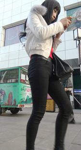 街拍黑裤长腿紧臀美女