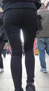 饱满黑裤紧臀少妇