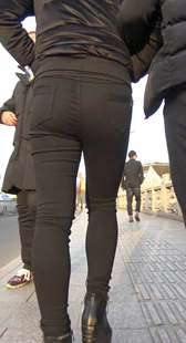 紧身黑裤包臀少妇