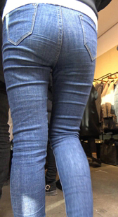 牛仔裤翘臀少女买衣服