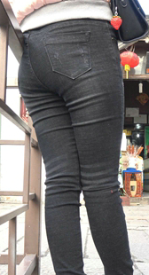 黑裤饱满翘臀长发少女