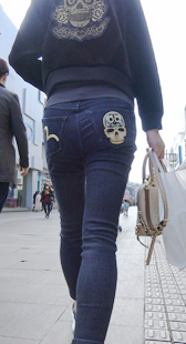 街拍紧牛仔裤少妇