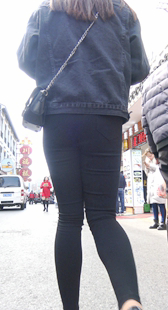 街拍打底裤少女保养好