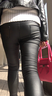 街拍黑紧饱满皮裤少妇