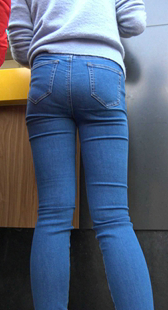 紧身牛仔裤包臀长腿少女