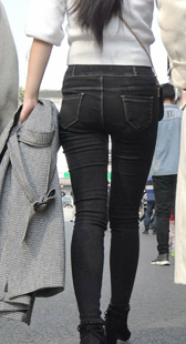 黑牛仔深沟宽臀长发少妇