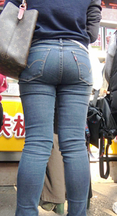 牛仔裤饱满翘臀少妇妈咪