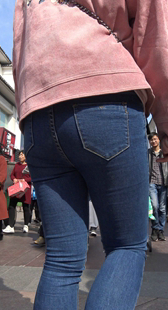 紧身牛仔饱满丰臀少妇