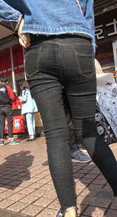 紧身黑牛仔包宽臀少女