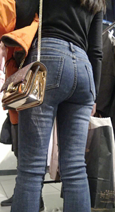 跟拍翘臀牛仔裤少妇