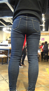 商场翘紧牛仔裤少女