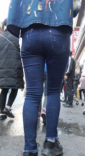 紧身饱满包臀牛仔少妇