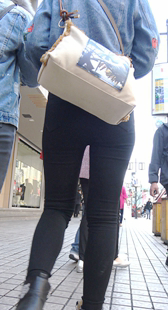 街拍打底黑裤长发少妇