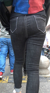 紧身黑牛仔饱满翘臀少妇