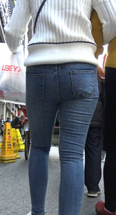 街拍牛仔裤包臀小少妇
