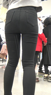 服装店紧身黑裤肥臀美女