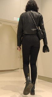 商场黑裤紧臀少妇