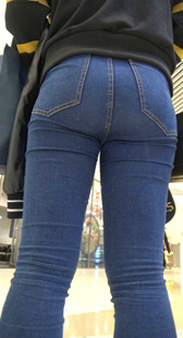 商场紧身翘臀牛仔妹妹