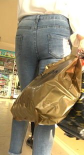 灰牛仔裤小妹来逛街