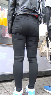 超紧翘臀黑裤肥三角少女