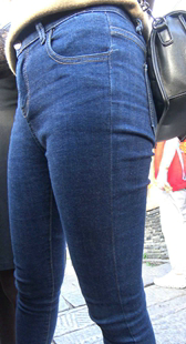 紧身牛仔大肥臀大三角少妇