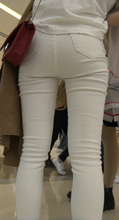 商场高挑白裤翘臀少女