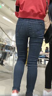 商场包臀牛仔少妇