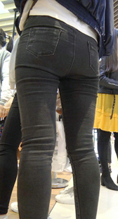 紧身黑牛仔宽大臀熟女