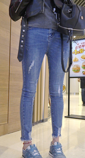 商场紧身牛仔裤突三角少妇