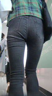 饱满紧身黑牛仔裤少妇