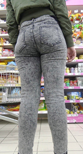 超市灰牛仔翘紧臀洋扭第二季