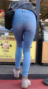 紧身牛仔饱满翘臀紧内痕美女