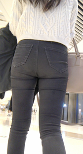 商场黑牛仔大宽臀少妇