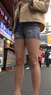 紧身牛仔短裤美腿少女特写
