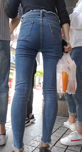 紧身蓝牛深沟少女身材变形记