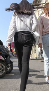 紧身黑牛仔紧臀大学生