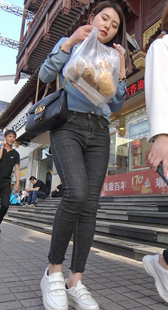 黑牛仔饱满宽臀大美女